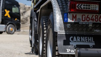 En lastbil bakifrån. Man esr registreringsskylten och lastbilens hjul.