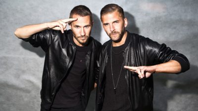 Bandet Galantis som består av två killar. De har svarta läderjackor, skägg och gör honnörtecken.