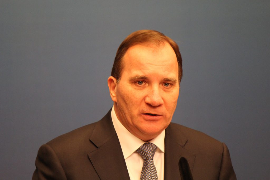 Stefan Löfven pratar. Han har kort tunt hår, kavaj och slips.