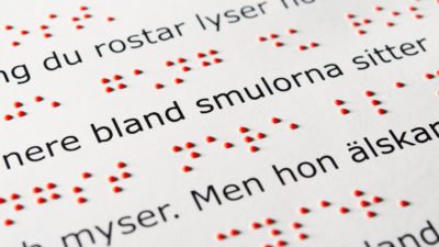 Text som är skriven i punktskrift under text som är skriven i synskrift.