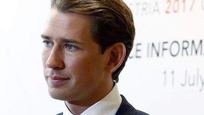 Sebastian Kurz. Han har blont hår som ligger bakåt och blåa ögon. Han ser ung ut. Han har kostym på sig.