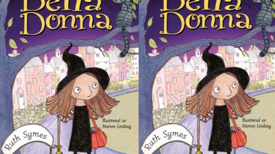 Bella Donna står under ett träd. hon har långt rött hår och en spetsig häxhatt.