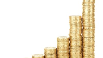 Staplar av guldmynt i en rad. längst till vänster är staplarna lägre men till höger blir de högre och högre.