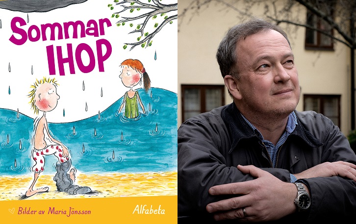 En bild på boken och en på författaren. På boken är en ritad bild på två barn. Ett badar i en sjö med baddräkt på sig. Det andra barnet står på stranden och håller på att ta av sig sina byxor. Han har kort hår som står taggigt upp. Författaren står utanför ett hus. Han har lagt armarna på något och tittar upp i himlen. Han har grått hår och rynkor i pannan. Han har en skjorta och en höstjacka.