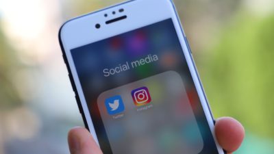 En iPhone där apparna Twitter och Instagram syns