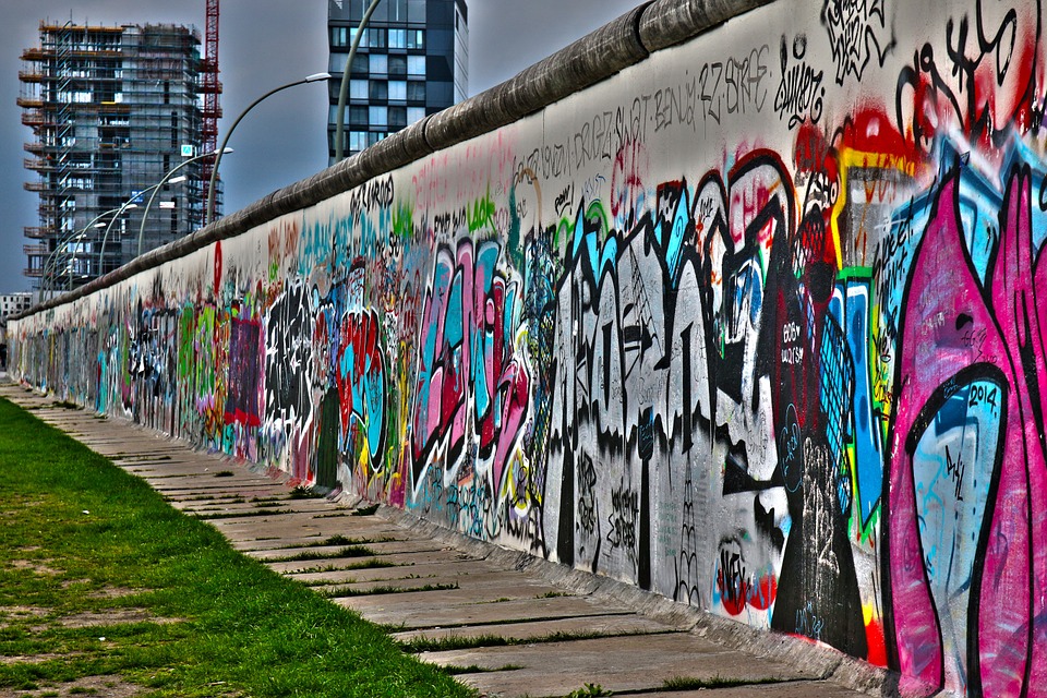 En del av Berlinmuren med grafitti