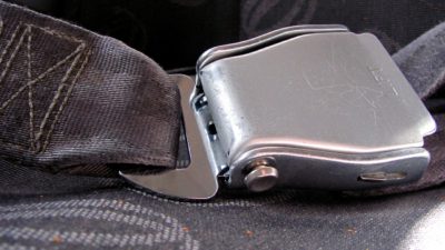 Ett knäppt säkerhetsbälte