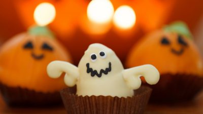 Bakelser som är formade som ett spöke och pumpor