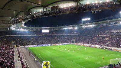Bild på en gigantisk fotbollsstadium fylld med publik. Bilden är från en match i Bundesliga, Tysklands högsta liga.