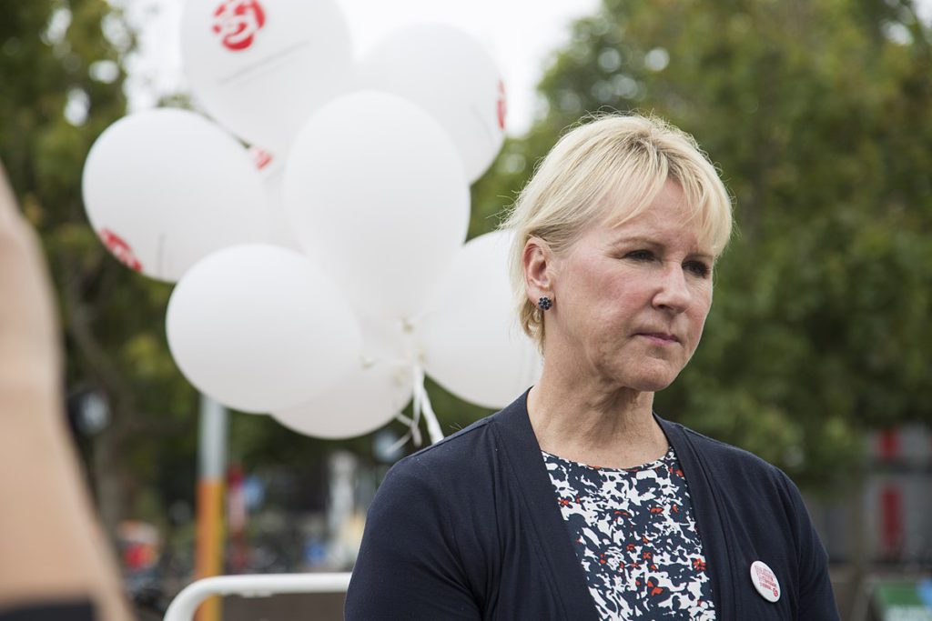 Margot Wallström står framför vita och röda Socialdemokrat-ballonger