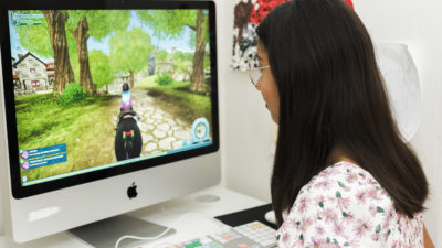 En tjej som spelar hästspelet Star Stable.