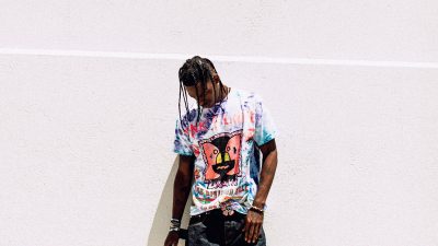 Travis Scott ståt mot en vägg.
