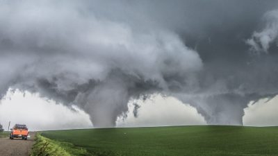 En tornado på ett fält.