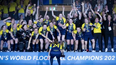 Det svenska damlandslaget i innebandy firar vinsten och VM-guldet.