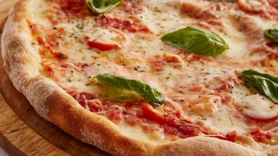 En pizza med ost.